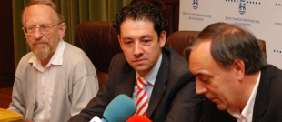 &Aacute; esquerda, Fritz Schneider, &aacute; dereita, o director da Escola Provincial de Gaitas, Xos&eacute; Lois Foxo