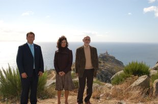 O alcalde de Fisterra, a conselleira de Cultura e o director xeral de Patrimonio. Detr&aacute;s, o Cabo
