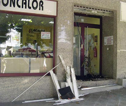 O ano pasado, cando se negociaba o convenio colectivo do metal, a sede de Foncalor tam&eacute;n foi obxecto doutros ataques / Imaxe: xu&ntilde;o 2009