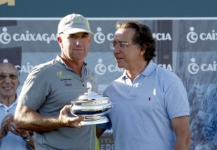 &Aacute; dereita, na entrega dun trofeo deportivo, o director xeral de Caixa Galicia, Xos&eacute; Lu&iacute;s M&eacute;ndez