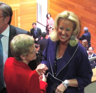 A candidata n&uacute;mero dous do PP pola provincia de Pontevedra, Corina Porro, sa&uacute;da &aacute; ex-presidenta do Parlamento, Dolores Villarino