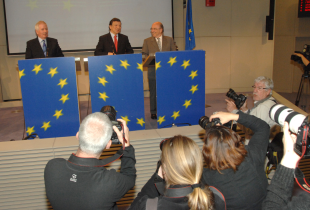 O comisario 'econ&oacute;mico' Almunia con Barroso e o comisario McCreevy nun acto sobre o contexto financeiro