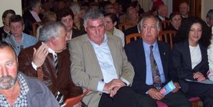 Xo&aacute;n Gato, no centro, co candidato de Ordes, Roberto Gonz&aacute;lez (esquerda) e co presidente do TeGa, Pablo Pad&iacute;n