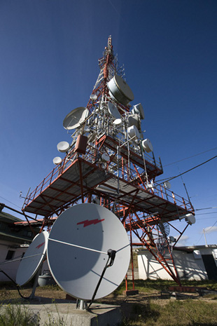 Centro emisor do monte Pedroso, en Compostela, que deixar&aacute; de emitir televisi&oacute;n anal&oacute;xica o 30 de xu&ntilde;o / Retegal