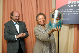 Nancy Morej&oacute;n foi galardoada co premio 'Escritora Galega Universal'