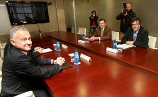 Outra imaxe do primeiro encontro de representantes do goberno sa&iacute;nte e do PPdeG (2 de abril)