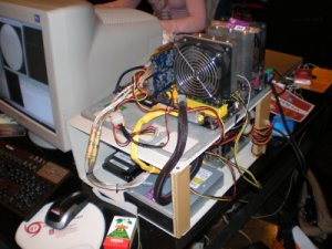 A CPU de Diego Cifri&aacute;n, realizada con madera e chapas de ferro