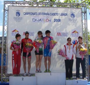 &Oacute;scar Vicente, compartindo podio con Ana de Gregorio, ga&ntilde;adoras, &aacute;mbolos dous, na categor&iacute;a j&uacute;nior