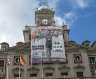 No Concello de Ferrol penduraron unha faixa de apoio a G&oacute;mez Noya