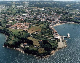 Vista a&eacute;rea da vila de Mugardos
