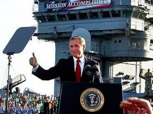 Bush durante o seu famoso discurso de "misi&oacute;n cumprida"