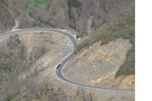 Imaxe do tramo a Pedrafita. Como consecuencia da falta de muros, as curvas que se meten na ladeira te&ntilde;en un radio menor que o proxectado.