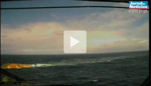 Imaxe do barco case totalmente afundido, tomada dende o helic&oacute;ptero portugu&eacute;s (v&iacute;deo do Jornal de Not&iacute;cias)