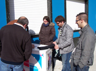 Mesa onde se recoll&iacute;an as sinaturas de 'Queremos Galego' en Camari&ntilde;as