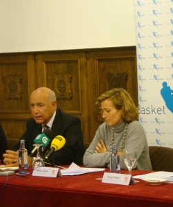 O presidente da FGB, Francisco Mart&iacute;n, e a directora xeral para o deporte, Marta Souto, durante o acto