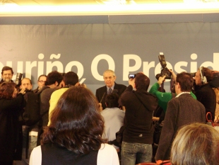 Durante a comparecencia, arrodeado de fot&oacute;grafos e compa&ntilde;eiros de partido