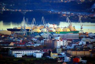 Ferrol e, ao fondo, Navantia / Flickr: Xo&aacute;n Porto