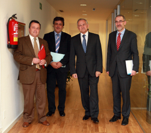 Primeira xuntanza de traspaso de poderes: &aacute; esquerda da imaxe, Agust&iacute;n Hern&aacute;ndez, xunto a Pedro Puy, M&eacute;ndez Romeu e Gumersindo Guinarte