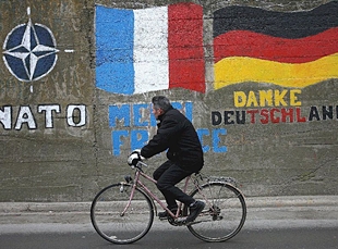 Graffiti na vila de Gnjilane (Kosovo) expresando gratitude &aacute; OTAN e a pa&iacute;ses que reco&ntilde;eceron a independencia cosovar