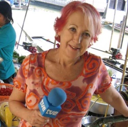 Rosa Mar&iacute;a Calaf traballando para TVE