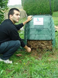 O proceso pode levarse adiante en composteiros caseiros, de xeito comunitario en pequenas plantas e tam&eacute;n en explotaci&oacute;ns agrogandeiras