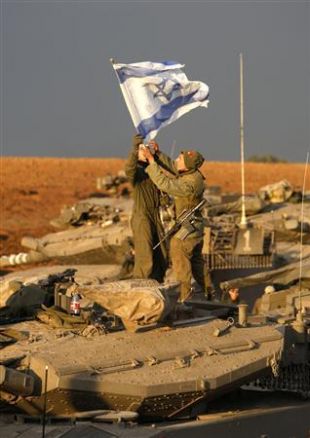 Soldados israel&iacute;s, este luns na fronteira norte con Gaza
