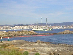 O Rainbow Warrior, fronte &aacute; costa canguesa / Foro Social de Cangas