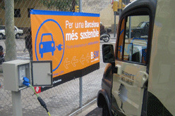 Un punto de recarga de autom&oacute;biles el&eacute;ctricos, en Barcelona