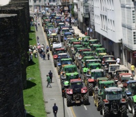 A tractorada pasando ao car&oacute;n da muralla, en Lugo