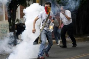 Grupos de cidad&aacute;ns sa&iacute;ron &aacute;s r&uacute;as malia o toque de queda imposto