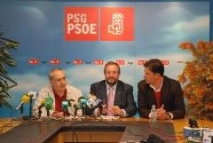 Orozco, no centro, tras co&ntilde;ecer os resultados electorais, en Lugo o pasado 27 de maio