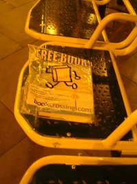 Un libro agarda ser rescatado nunha parada de autob&uacute;s