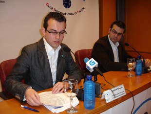 O presidente da Mesa, Carlos Call&oacute;n, acompa&ntilde;ado por un membro da Quadernas-Consultor&iacute;a, que elaborou o informe