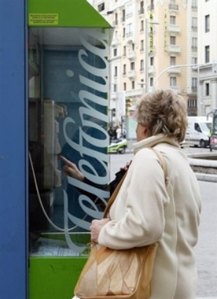 Os tel&eacute;fonos p&uacute;blicos deber&aacute;n incorporar a accesibilidade aos seus servizos