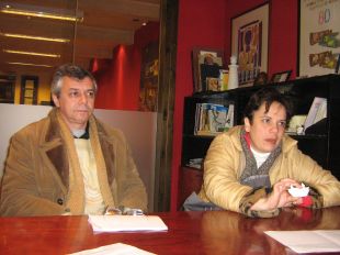 Gonzalo G&oacute;mez Freire e Aramita Padrino, na redacci&oacute;n de Vieiros