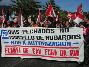 Nesta pancarta, que ardeu hai uns d&iacute;as, os veci&ntilde;os &iacute;an sumando os d&iacute;as de peche