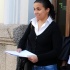 Iria Aboi, acompa&ntilde;ada dunha compa&ntilde;eira de partido, despois de presentar a queixa