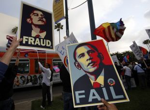 Cartaces contra Obama nunha recente manifestaci&oacute;n do colectivo 'gay' nos EUA