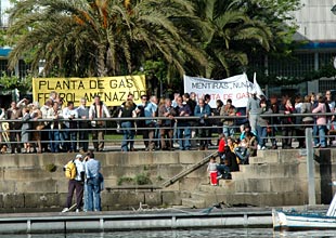 A xente despide as lanchas no peirao ferrol&aacute;n