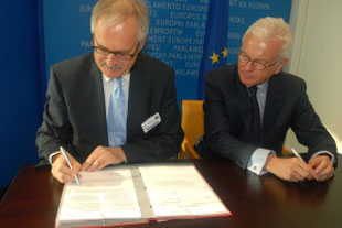 Asinan a norma Hans-Gert Pottering, presidente do Parlamento Europeo, e G&uuml;nter Closer, representante da presidencia alem&aacute;