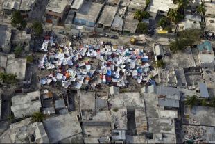 Vista a&eacute;rea dun campamento improvisado de tendas entre os cascallos