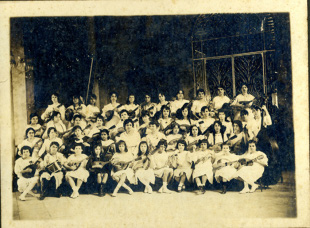 Grupo de rapazas tocando a mandolina no Centro Asturiano, nos anos vinte do s&eacute;culo pasado