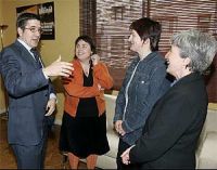 O secretario xeral do PSE, Patxi L&oacute;pez, conversa con parlamentarias de EHAK
