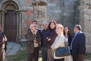 O director xeral, o arquitecto C&eacute;sar Portela, a conselleira e a concelleira do BNG en Fisterra, M&oacute;nica G&oacute;&ntilde;ez