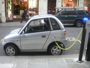 Cohe el&eacute;ctrico nun punto de recarga / Flickr: Frankh (http://www.flickr.com/photos/f-r-a-n-k/359123912/)