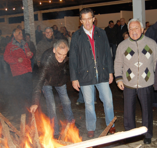 N&uacute;&ntilde;ez Feijoo e Xos&eacute; Lu&iacute;s Baltar nun magosto en Ourense