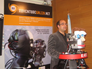 Rub&eacute;n Cela, no acto de presentaci&oacute;n, co robot RATO