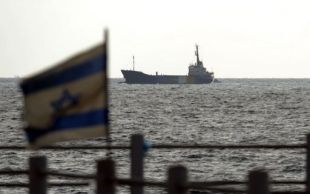 O barco irland&eacute;s da Frota da Liberdade, o 'Rachel Corie', entrando no porto militar israel&iacute; de Ashdod