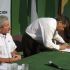 O gobernador de Tarija asina o acordo, co de Santa Cruz ao seu car&oacute;n