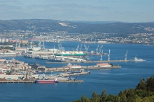 Vista do Porto comercial, os estaleiros e o Arsenal militar da r&iacute;a de Ferrol, onde traballaba o cabo / Flickr: Xo&aacute;n Porto